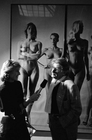 Newton, Helmut. Fotograf : Newton, Helmut. Fotograf; Berlin 31.10.1920 - Los Angeles 23.1.2004. Helmut Newton bei einem Interview in seiner Ausstellung im Martin-Gropius-Bau in Berlin