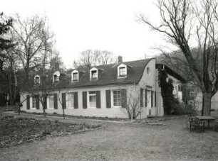 Radebeul, Paradiesstraße 66/68. Sogenannter Grundhof (1750/1850). Gartensaal und Gärtnerhaus