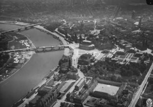 Dresden. Elbe mit Augustus- und Carolabrücke und Altstadt. Luftbild-Schrägaufnahme von Westen