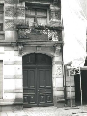 Dresden-Pieschen, Robert-Matzke-Straße 50. Wohnhaus mit Laden (um 1900). Toreinfahrt und Balkon