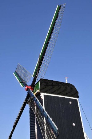Leiden - Windmühle : Am Stadthafen steht diese restaurierte historische Windmühle, aufgenommen am 6. April 2010 in Leiden