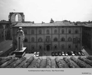 Palazzo Medici, Palazzo del Governatore, Palazzo Granducale, Palazzo Reale, Palazzo della Provincia, Palazzo della Prefettura e dell'Amministrazione provinciale, Siena