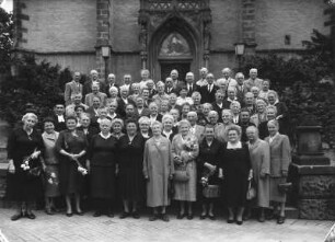 Roßwein. Gruppenbild zur Goldenen Konfirmation vor der Stadtkirche St. Marien