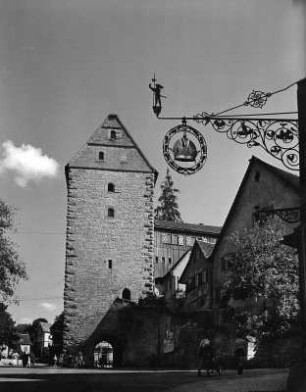 Schwäbisch Hall. Langenfelder Tor (1101/1200 und 1515). Stadtansicht mit Wirtshausausleger
