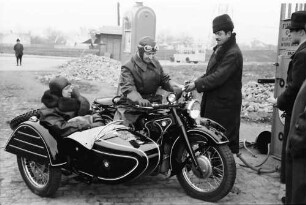 Bukarest: Motorrad, beim Tanken