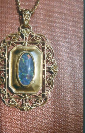 Schmuckanhänger : Schmuckanhänger. Messerdraht?, Opal (vor 1962; T. Pietsch nach Entwurf von J. Eckert)