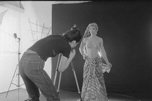 Höfgen. Akt-Pleinair 1979. Eva Mahn fotografiert ein Fotomodell mit Turban
