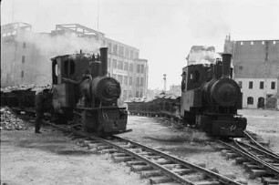 Enttrümmerung im Stadtkern : Dresden-Altstadt. Trümmerbahnen zwischen den Ruinen