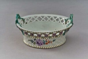 Durchbrochenes, rundes Körbchen mit Blumendekor