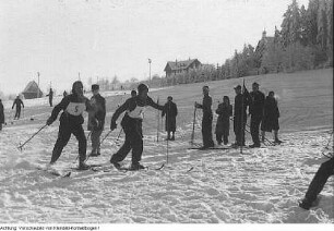 Erzgebirge. Wintersportmeisterschaften: Langlauf, Volkssport, im Erzgebirge im Beisein von Ministerpräsident Max Seydewitz, 1950