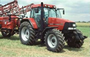 Fotografie: Allradtraktor, Feldspritze gezogen