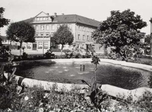 Löbau, Hotel Wettiner Hof : Löbau. Hotel "Wettiner Hof" (2. Hälfte 19. Jahrhundert), Bahnhofstraße 31. Blick über den Brunnen auf dem Wettiner Platz