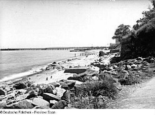 Blick vom Ostseestrand unterhalb des Alexandrinencottages gegen die Seebrücke