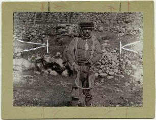 Erntender Bauer mit Sichel u. Fängerverlängerung. Balat (Merz 'Ajung.