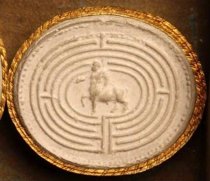 Der Minotaurus inmitten seines Labyrinths (Daktyliothek, Das Alterthum nach Lippert und Visconti)