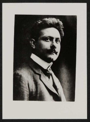 Portrait von Hans Carossa im karierten Anzug