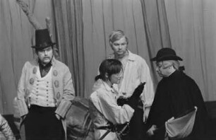 Szenenbilder aus "Die Räuber", Drama von Friedrich Schiller mit Musik von Tilo Müller-Medek (R: Manfred Karge und Matthias Langhoff; Dekor: Pieter Hein). Volksbühne Berlin, Premiere 10.02.1971 (legendäre DDR-Inszenierung) : Mit Hans Teuscher, Arno Wyzniewski, Günther Junghans, Heide Kipp, Gabriele Gysi, Klaus Mertens, Werner Tietze, Bodo Krämer, Dieter Montag, Carl-Hermann Risse, Michael Narloch, Berko Acker, Helmut Straßburger