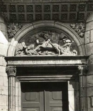 Prag. Hradschin. Georgs-Basilika. Portal mit Drachen tötendem Heiligen Georg im Tympanon