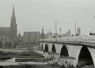Regensburg, Stadtansicht mit Dom : Regensburg. Steinere Brücke. Straßenbrücke über die Donau. Ansicht vom linken Ufer mit Dom Sankt Peter und Salzstadel von Norden