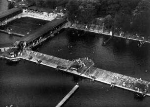Hamburg. Blick auf die Badeanstalt "Schwanenwik" in der Außenalster. Luftaufnahme