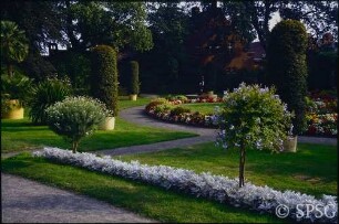 Potsdam, Neuer Garten, Sommerbepflanzung im Blumengarten vor der Orangerie.