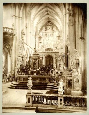 Salem, Münster (ehem. Zisterzienserklosterkirche) : Die Aufnahme zeigt die Apsis des Salemer Münsters vom Westen aus. Das Salemer Münster war die Kirche der Reichsabtei Salem, wurde um 1420 nach 150 Jahren Bauzeit fertiggestellt und dient heute als Pfarrkirche der römisch-katholischen Gemeinde von Salem