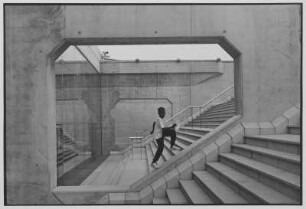 Paris. Treppenstufen vor einem Gebäude