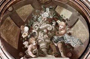 Putti mit einer Blumenvase