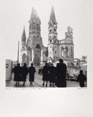 Witwen an der Gedächtnis-Kirche, Berlin 1955