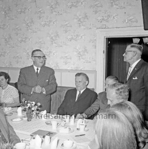 Siedlergemeinschaft Bad Oldesloe im Deutschen Siedlerbund: Hotel "Stadt Kiel": Erntedankfest mit dem Vorsitzenden Max Templin: Bürgerworthalter Georg Koch spricht