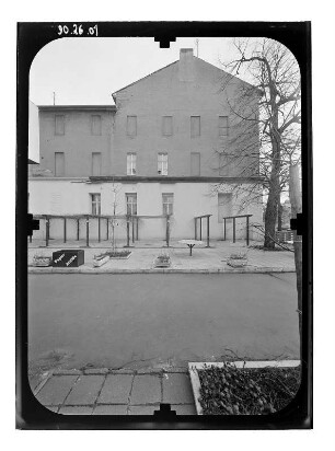 Potsdam, Platz der Nationen (Luisenplatz) 2. Wohn- und Verwaltungsgebäude (?). Hoffront (Teilansicht)