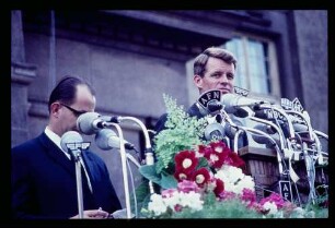 Kennedy vor Rathaus