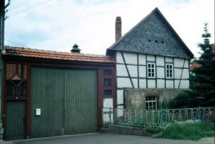 Gehöft mit Vorgarten, überdachtem Hoftor