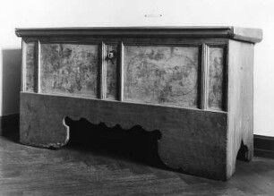 Truhe mit gemalten, ornamentalen Bildfeldern