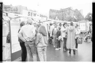Kleinbildnegative: "Friedensinitiative Schöneberg", Winterfeldtplatz, 1983