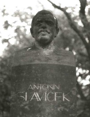 Grabmal für den Maler Antonin Slavicek : Grabmal für den Maler Antonin Slavicek. Sandstein (ab 1910). Büste. Prag-Královské Vinohrady, Olšaner Friedhof