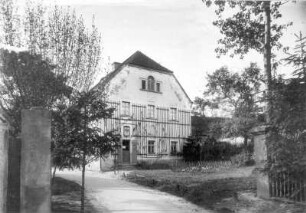 Graupa (Pirna-Graupa), Richard-Wagner-Straße 6. Richard-Wagner-Museum (Lohengrinhaus). Giebelansicht durch die Toreinfahrt