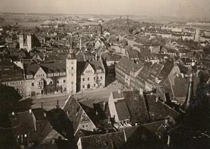 Freiberg. Blick vom Kirchturm der Sankt Petrikirche über das Rathaus nach Nordosten