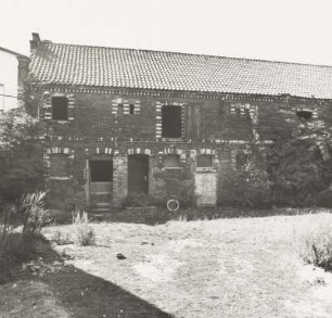 Stallgebäude : Vierseithof (19. Jh.). Linkes Stallgebäude