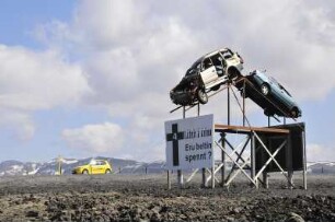 Denkmal mit zwei Unfallfahrzeugen : Dieses makabre Denkmal mit zwei Unfallfahrzeugen soll Autofahrer an der Ringstraße Nr. 1 an die vorgeschriebene Höchstgeschwindigkeit von 90 km/h und Rücksichtnahme im Straßenverkehr erinnern. Aufgenommen am 30. Mai 2012 in der Nähe von Reykjavik