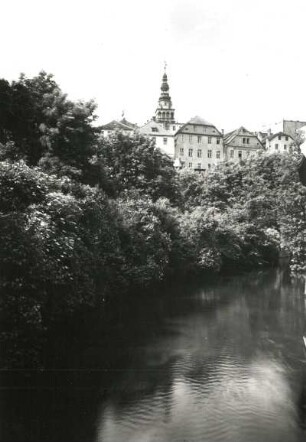 Glatz, Stadt : Glatz (Klodzko/Polen). Blick über den Mühlgraben auf den Rathausturm und Häuser der Altstadt