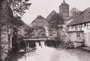 Lemgo-Brake, Schloss : Lemgo-Brake. Schloss. Nordflügel und Turm von Westen über Wassermühle und Wehr