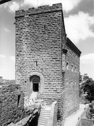 Annweiler am Trifels. Reichsburg Trifels (Ruine) (vor 1081). Kapellenturm und Palas von Südosten