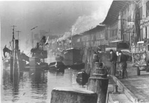 Hamburg. Altona. Kai des Fischereihafen. Hier machen die Fischdampfer fest und löschen ihre nahrhafte Ladung. Die wird in den angrenzenden Auktionshallen untergebracht.