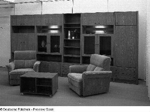 Ausstellungskoje mit Anbauwand und Sitzgruppe (1981; VEB Möbelkombinat Dessau)