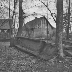Strohgedecktes Blockhaus in Lehde mit Anlegerstelle. : Ze słomu kryta kładźita chěža w Lědach z přistawnišćom.