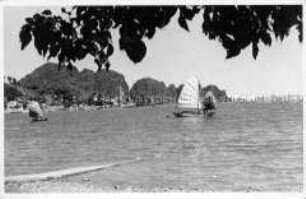 Fluss- oder Seeufer mit Booten, Asien