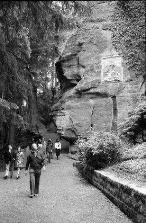 St. Odile: Waldweg der Stationen und Felsen des Odilienbergs, mit Tafeln und Touristen