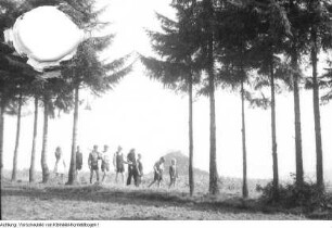 Sächsische Schweiz. Naturschutz-Wandergruppe am Zirkelstein. Wiedererrichten eines Gedenksteines, 1946
