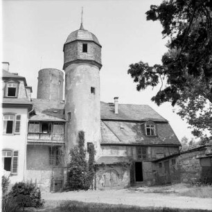 Münzenberg, Hattsteiner Hof 13/15. Hattsteiner Hof (ehem. Solms-Laubacher Burgmannenhof). Wohngebäude mit Treppenturm (16. Jh.). Hofansicht